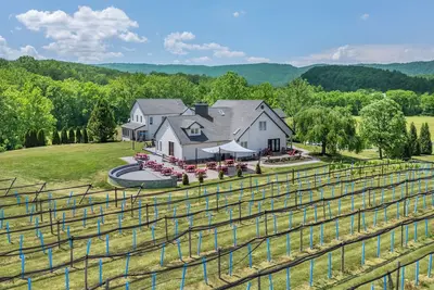 Image de Welcome to Tangled Wisdom, a spacious countryside retreat featuring the Estate House and Garden Suite, with mountain views, a game lounge, sunroom, and accommodations for larger groups.