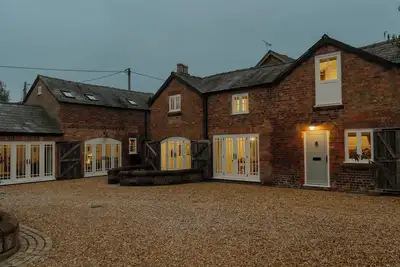 Image de Historic building offers an inviting hideaway with its charming blend of comfort and elegance, sleeping 4 guests