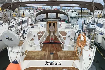 Image de Sibenik Sun-Kissed Sailing: A Luxurious Beach Experience in Croatia