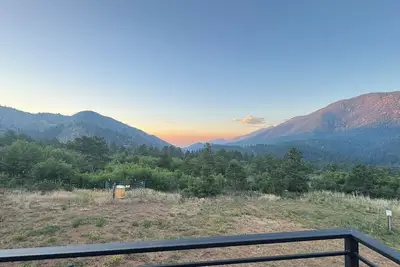 Image de Sunrises and Sunsets in Cascade – Private Drive & Yard in Cascade