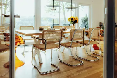Image de Maison de style Mid-Century avec vue sur la vallée, dans l'Eifel volcanique