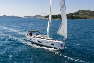 Image de Sibenik Sun-soaked Sailing: A Luxurious Croatian Voyage