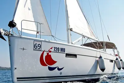 Image de Sibenik Sun-Kissed Sailing: A Luxurious Beach Experience in Croatia