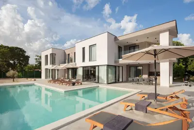 Image de Villa moderne de 5 chambres avec piscine chauffée et salles de bain attenantes