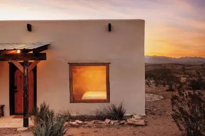 Image de Big Bend Escape • Designer Adobe w Mountain Views