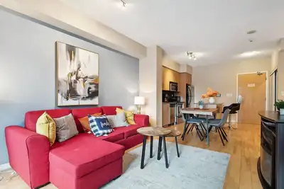 Image de Central 1 Bedroom 2 Bed Condo | Downtown + Parking
