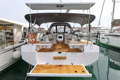 Image de Sibenik Sun-soaked Sailing: A Luxurious Croatian Voyage