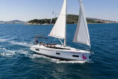 Image de Sibenik Sun-soaked Sailing: A Luxurious Croatian Voyage