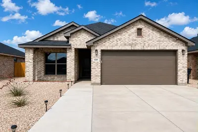 Image de House with a 2-car garage
