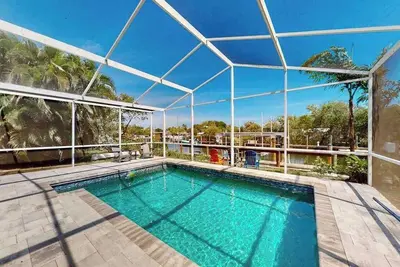 Image de Sunny canal front home with a pool & dock - central location and dogs ok