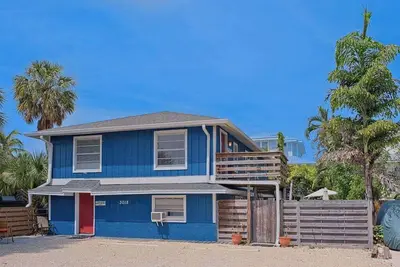 Image de Villa near the beach with a spacious yard, kitchens, & washer-dryer