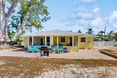 Image de Adorable beachfront villa rental in a great location with Gulf access right outside