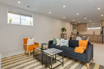 Image de Lakefront Luxe 3 Bedroom near Lake in charming Chestermere
