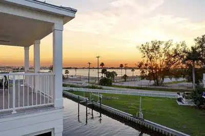 Image de Luxury Waterfront Retreat | Sunset Views Near Anna Maria Island