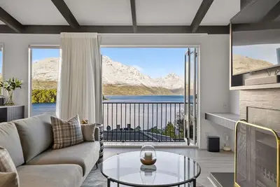 Image de Lakeview Luxury Retreat | Stunning Views | Walk to Queenstown