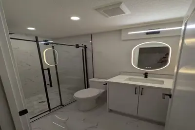 Image de Modern 2-Bedroom 2-Bath Basement Suite in Aspen