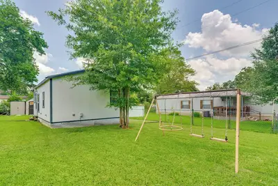 Image de 6 Mi to Town! Pet-Friendly Trinity Retreat w/ Yard
