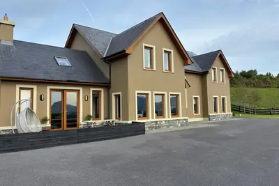 Image de Luxury 4-Bedroom Home with Panoramic Mountain & Lake Views near Killarney