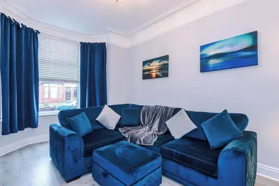 Image de Spacious 3br Home | Parking | Etihad & Co-op Live
