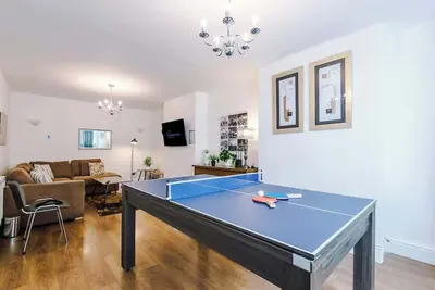 Image de Driveway | Pool Table | 3br Home in Stretford