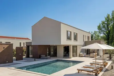 Image de Maison de vacances privée avec bain à remous, piscine privée, Wifi, climatisation, Tv, terrasse