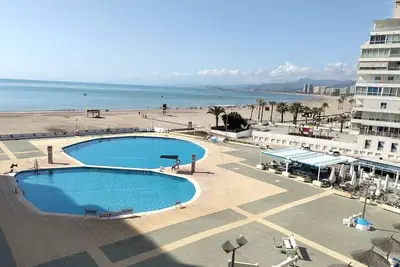 Image de Vue plage Méditerranée, Espagne. Pieds dans l'eau