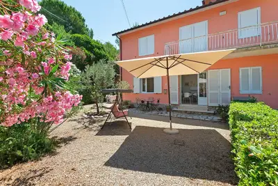Image de Appartement « Villetta Barabarca sur le Golfe Stella » avec vue mer et jardin privé