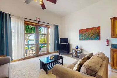 Image de Charming Apartment with Idyllic Waterfront Views and Outdoor Pool Access