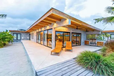 Image de Waterfront villa with splash pool, private terrace, beach access & WiFi