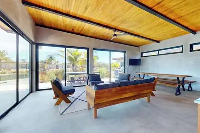 Image de Spacious dog-friendly villa with king beds, private pool, water views & Bbq deck