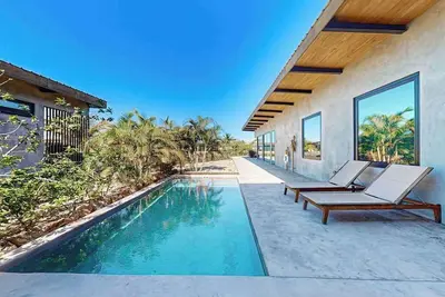 Image de Luxury villa in gated community with tropical garden, pool & pet friendly