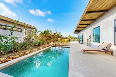 Image de Waterfront villa with private pool, furnished deck & gas grill