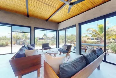 Image de Elegant waterfront villa with private terrace, pool, beach access & 4 en-suites