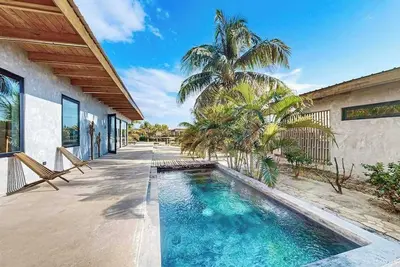 Image de Spacious waterfront villa with splash pool, beach access & private terrace