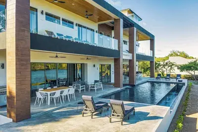 Image de Luxurious villa with infinity pool, rooftop deck, kayaks & lagoon views