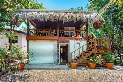 Image de Charming duplex with full Kitchen & WiFi - near dining & stunning attractions