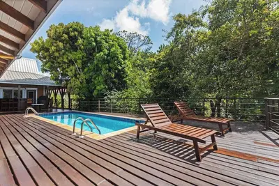 Image de Tropical beachfront getaway with private pool, ocean views & enclosed yard