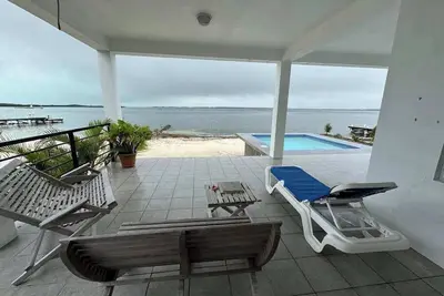 Image de Waterfront home in a quiet area with amazing views, pool, lanai & hammock