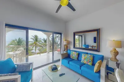 Image de Oceanfront apartment on the beach with great ocean views, pool, WiFi & Ac