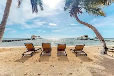 Image de Ocean-view apartment in a beachfront resort with shared pool, WiFi & partial Ac
