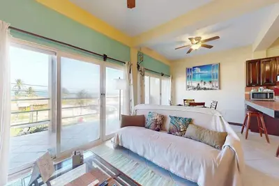 Image de Beautiful home with water views, shared pool, free WiFi, private W/D, & Ac