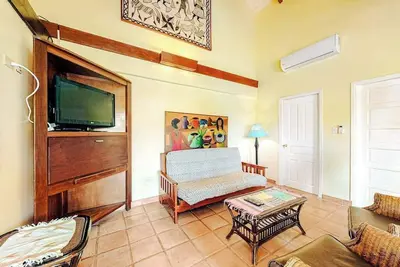 Image de Comfortable oceanfront condo with a shared pool, ocean views & free WiFi