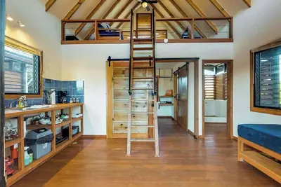 Image de Treehouse cabana suite in a quiet area with veranda, WiFi & partial Ac - walk to beach