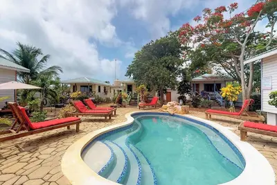 Image de Perfect for large groups - five cabanas w private pool, WiFi-walk to the beach