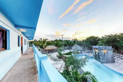 Image de Multi-suite property w/ private pool, rooftop, grill, kayaks, partial Ac & WiFi