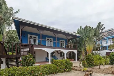 Image de Beachfront home with dock, deck, hammocks, strong WiFi, Ac & sea view