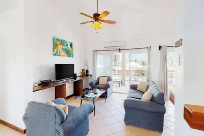 Image de Lake-view condo with reef-view balcony, washer & dryer, pool & central Ac