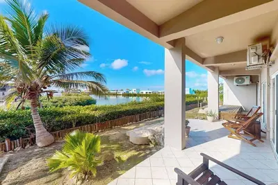 Image de Vibrant, colorful lagoon-front suite with pool access, scenic patio, & Wd