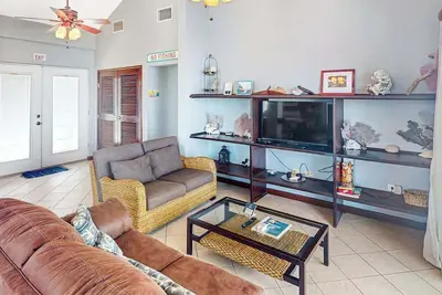 Image de Waterfront condo with pool & high-speed WiFi - walk to the nearby beach