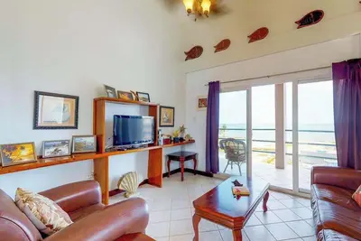 Image de Waterfront Condo with Sea View, Shared Pool, WiFi, & Central Ac - Near Beaches